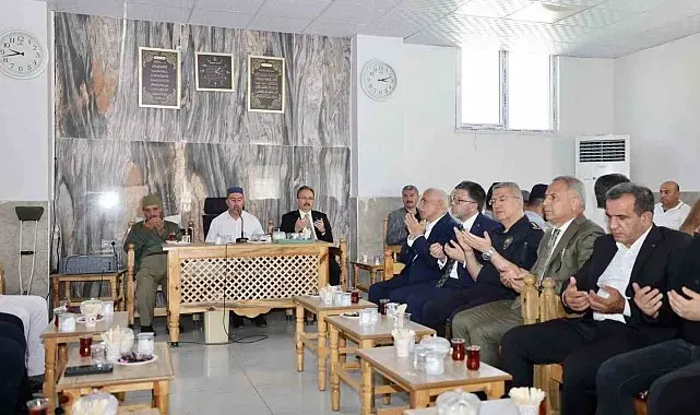 Vali Kızılkaya, kazada hayatını kaybeden iki kuzenin taziyesine katıldı