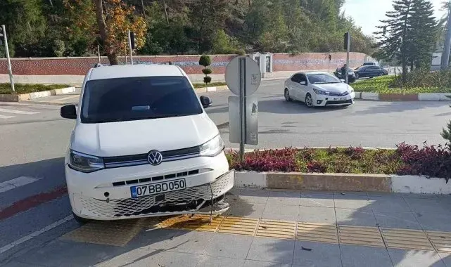 Kavşak sisteminde araçlar çarpıştı, şans eseri yaralanan olmadı