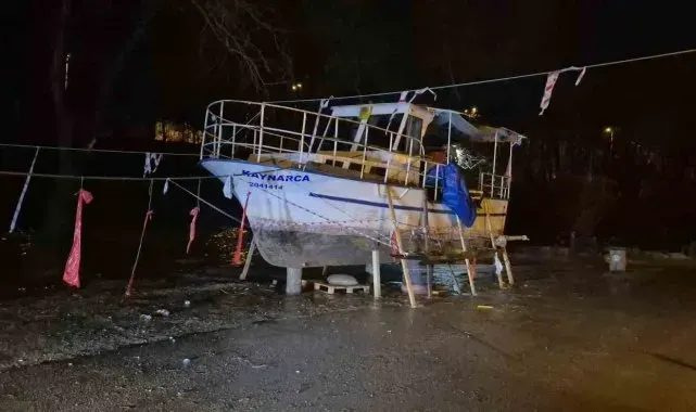 Irmak suyu taştı, tekne karada kaldı