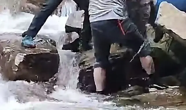 Dere yatağında mahsur kalan yavru boz ayıyı yöre halkı kurtardı