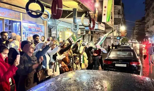 Lazkiye'de yağmura rağmen Esad rejiminin devrilmesi kutlandı