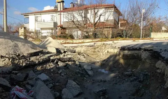 Burdur'da sokakta oluşan göçük 4 eve zarar verdi, 1 ev çökme tehlikesi nedeniyle mühürlendi