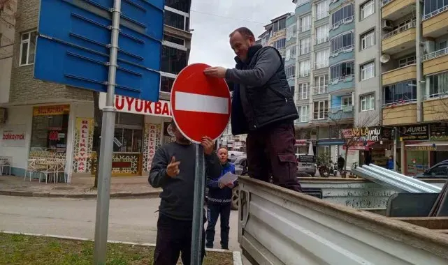 Bafra'da trafik bilgi ve işaret levhaları yenileniyor