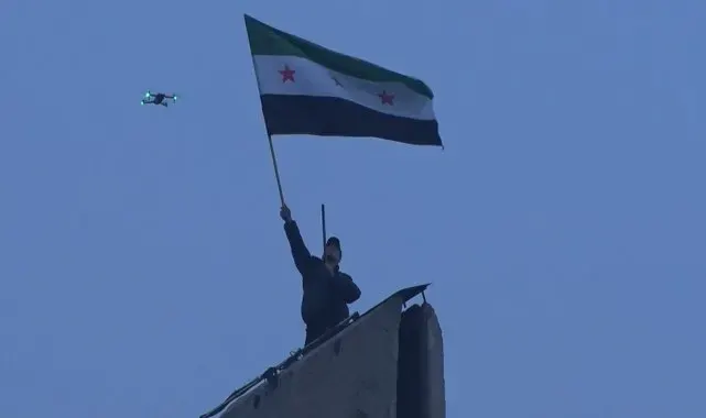 Şam Kılıcı Abidesi'nde yeni Suriye bayrağıyla kutlama