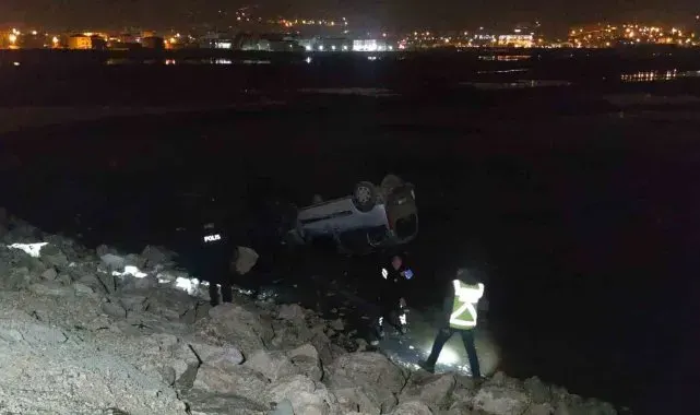 Van'da kamyonet göle uçtu: 2 yaralı