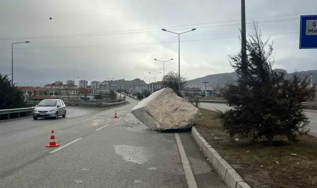 Yola düşen tonlarca ağırlığındaki mermer blok sürücülere zor anlar yaşattı