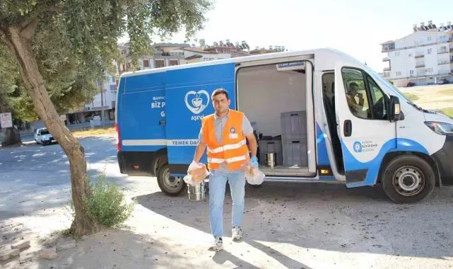 Manavgat'ta ihtiyaç sahiplerine günlük 450 porsiyon sıcak yemek dağıtılıyor