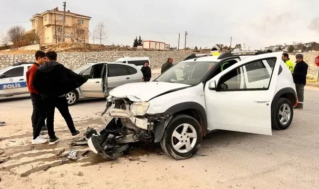 Besni'de iki otomobil çarpıştı: 2 yaralı