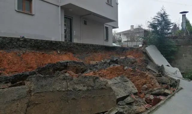 Çekmeköy'de istinat duvarı çöktü: Otomobil zarar gördü