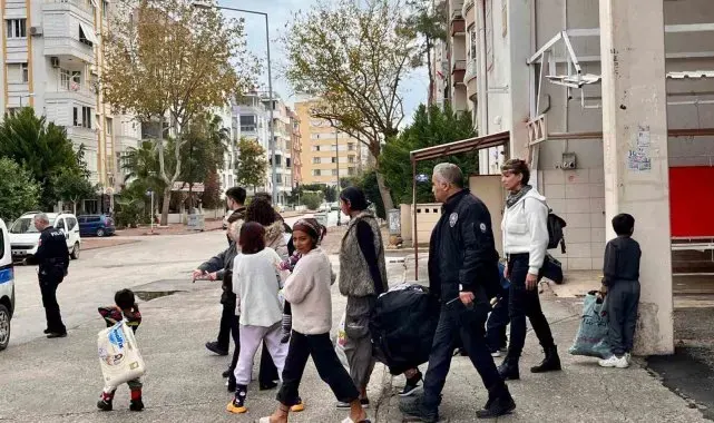 Pazar yerini mesken tuttu, polis müdahale edince öfkesini aracından çıkardı