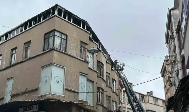 Fatih'te terlik deposunda yangın çıktı, iş hanından alevler yükseldi