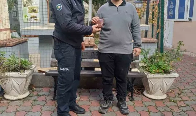 Kaybedilen cüzdanı vatandaşa teslim ettiler