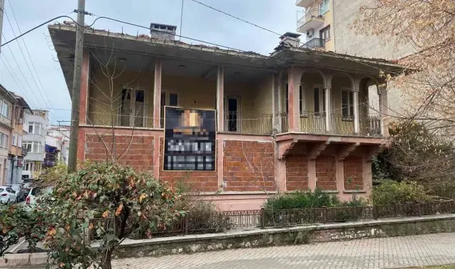 Kent merkezindeki metruk tarihi bina merak konusu oldu