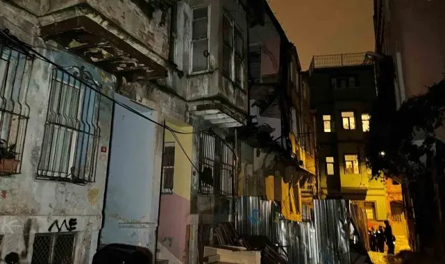 Fatih'te metruk binada çökme meydana geldi: 3 bina tahliye edildi