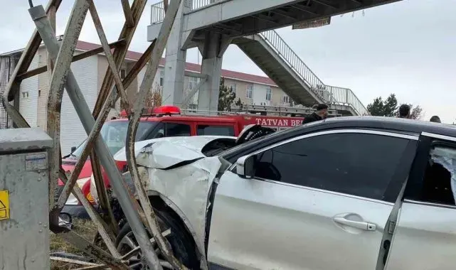 Tatvan'da otomobil direğe çarptı: 1 yaralı