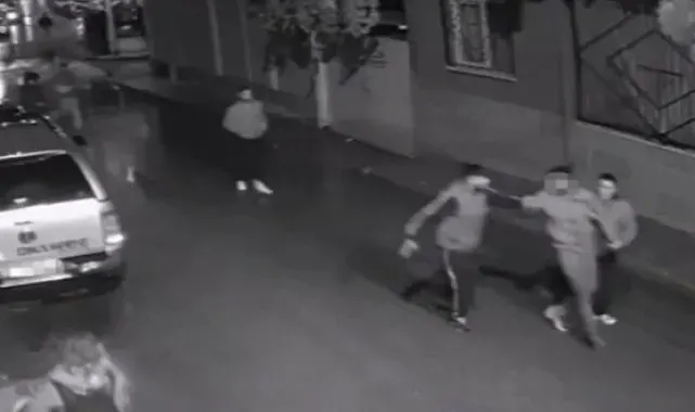 Sarkıntılık iddiasıyla 5 kişi saldırıp bıçakla ağır yaraladılar; o anlar kamerada
