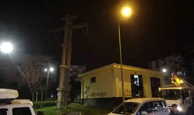 Park içindeki elektrik telleri alev alev yandı, mahallede korku dolu anlar yaşandı