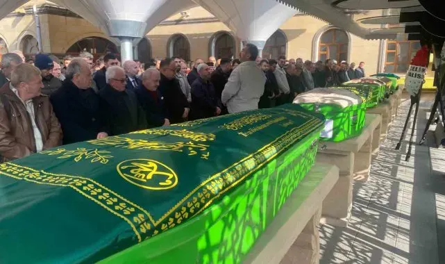Feci kazada hayatını kaybeden 4 kişiye veda: Tabutları yan yana sıralandı