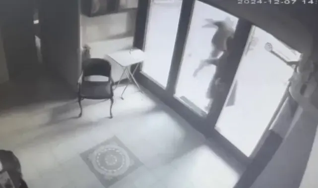 Ataşehir'de kuyumcudan çıkan kadının çantasını çalan kapkaççı kamerada