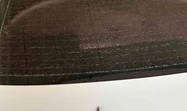 Nusaybin'de Suriye'den gelen yorgun mermiler araçlara isabet etti