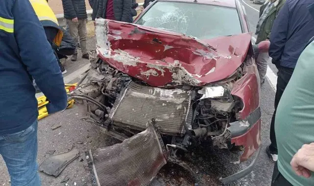 Mardin'de otomobil traktöre arkadan çarptı: 3 yaralı