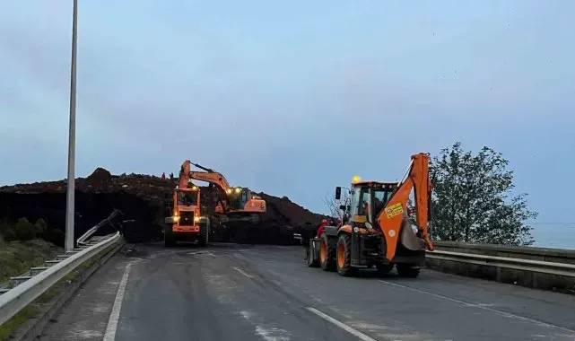 Arhavi'deki heyelanın ardından yol açma çalışmaları başladı