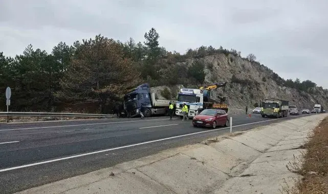 Lastiğinin patlaması nedeniyle kontrolden çıkan tır bariyere çarptı