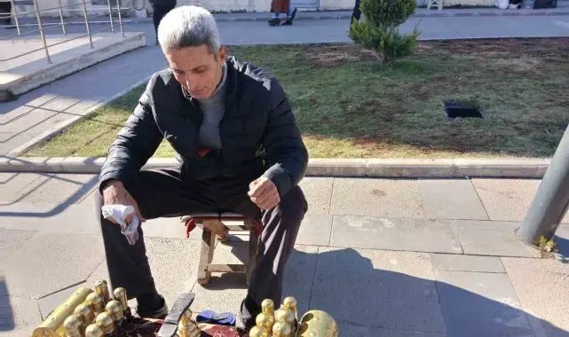 35 yıldır ayakkabı boyayarak evini geçindiriyor