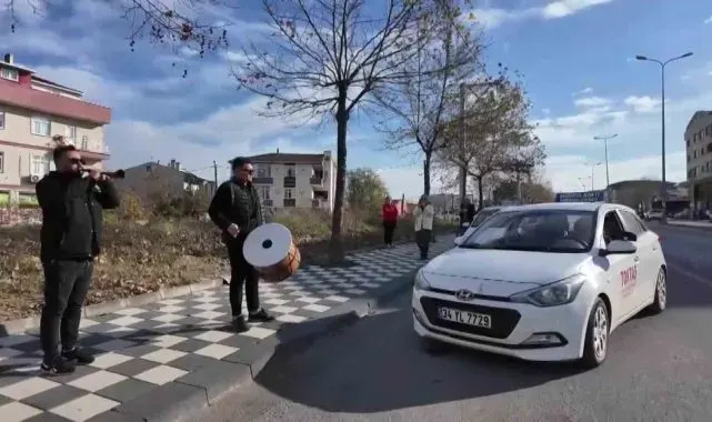 3. denemesinde ehliyet sınavını geçen kadına davullu zurnalı kutlama