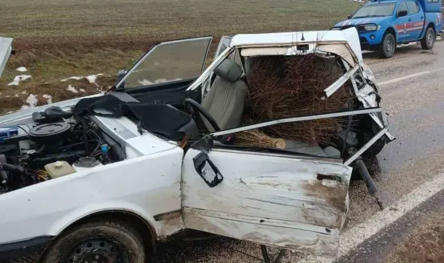 Minibüs ile çarpışan Fiat-Tofaş marka otomobil ikiye bölünde: 3 yaralı
