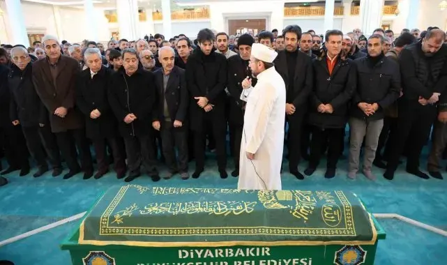 Şarkıcı ve yönetmen Mahsun Kırmızıgül'ün annesi son yolculuğuna uğurlandı
