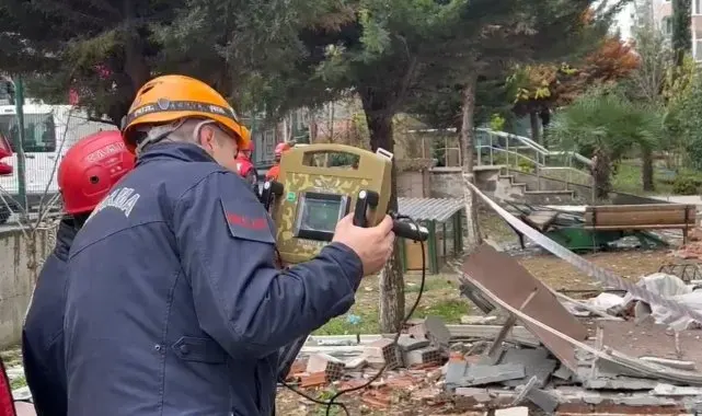 Beylikdüzü'nde binadaki patlama sonrası yeraltı görüntüleme cihazı ile arama yapılıyor