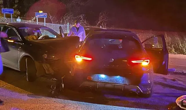 Sakarya'da iki otomobil çarpıştı: 3 yaralı