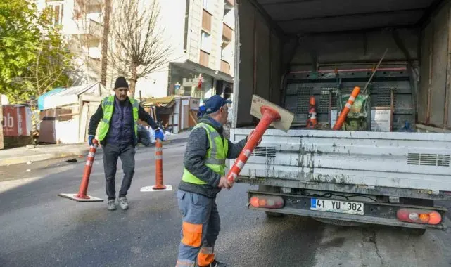 Esenyurt Belediyesi ekipleri trafiği aksatan dubaları topladı