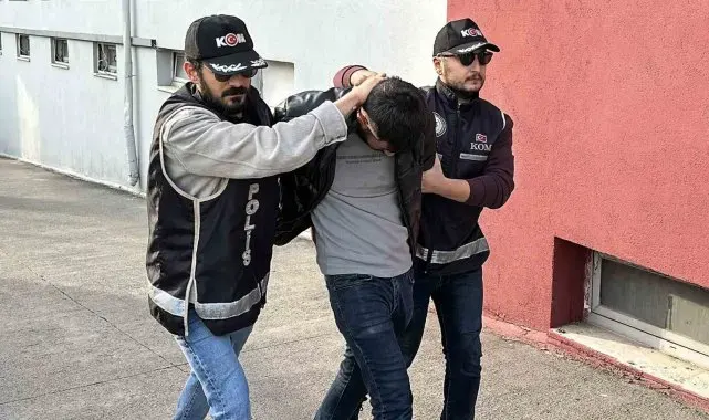 Otomobilin arka tampon ve ön konsol boşluğundan 50 silah çıktı
