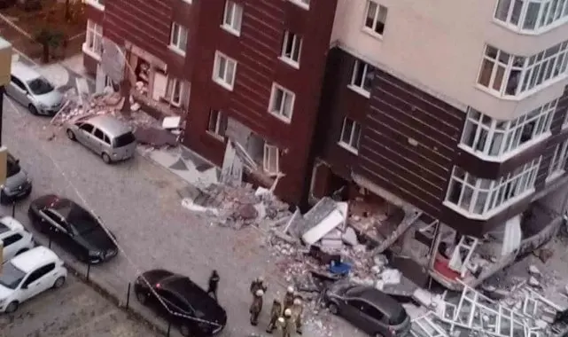 Beylikdüzü Osmanlı Caddesi üzerinde bulunan 14 katlı binada doğalgaz patlaması meydana geldi. Patlama sonrası bölgeye çok sayıda ekip sevk edildi.