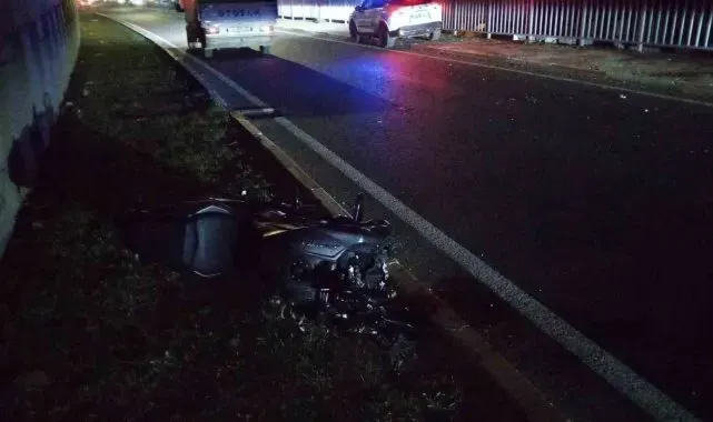 Bursa'da direğe çarpan motosiklet ikiye bölündü: 1 yaralı