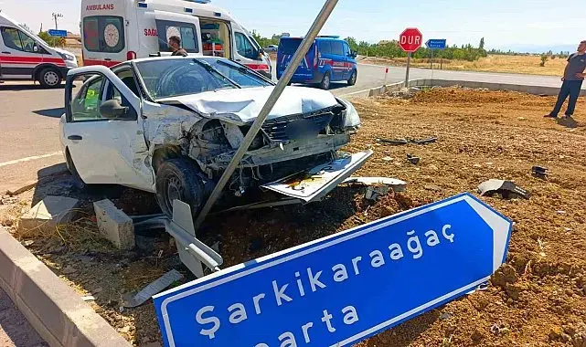 İki otomobil kavşakta çarpıştı: 7 yaralı