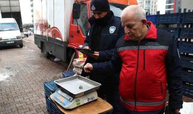 Melikgazi Zabıtası pazar yerlerinde ölçü ayar ve etiket denetimi yaptı