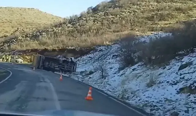 Sürücüsünün kontrolünden çıkan kamyon devrildi