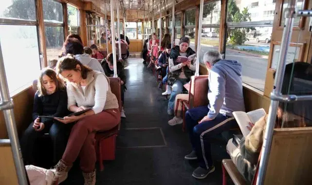 Nostalji Tramvayı'nda kitap okudular
