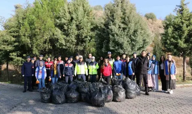 Gönüllü gençler ve jandarmadan 'çevre temizliği' farkındalığı