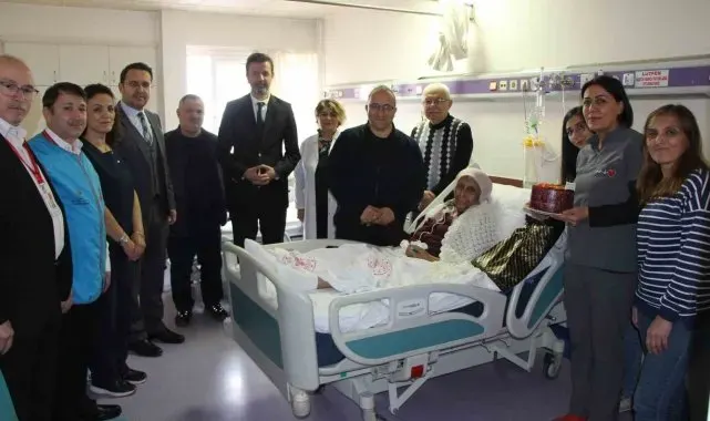 Hastane çalışanlarından Fatma nineye anonslu, pastalı doğum günü sürprizi: "İyi ki varsın"