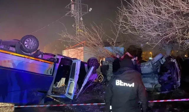 Turgutlu'da feci kaza... Hafif ticari araç ile işçi taşıyan kamyonet çarpıştı: 1'i ağır 6 yaralı