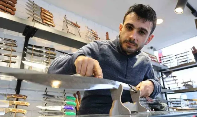 Sivaslı usta Şam çeliğinden kılıç üretti, 110 bin TL'lik kılıç görüntüsüyle hayran bırakıyor
