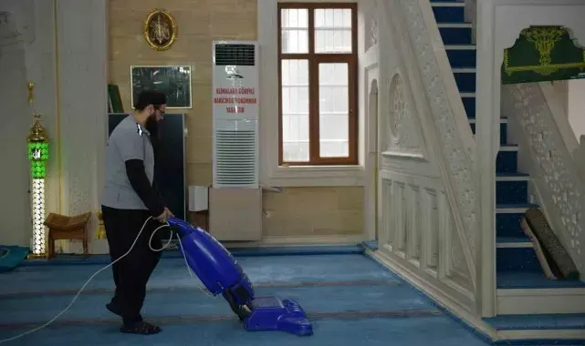 Esenyurt Belediyesi ibadethaneleri dip köşe temizliyor