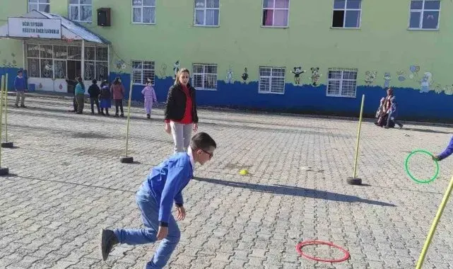 Gönüllü gençler öğrencilerle oyun oynadılar