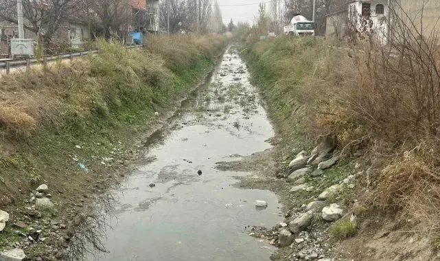 Yeşiltepe'te kanal çöplükten geçilmiyor