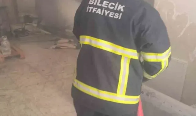 İtfaiye merdiveni yetişmeyince canla başla ellerindeki hortumla 14 kat koştular