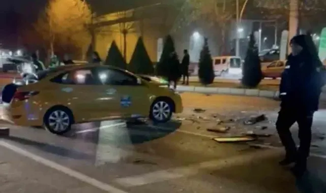 Ticari taksi kırmızı şıkta bekleyen araçlara çarptı: 2 yaralı